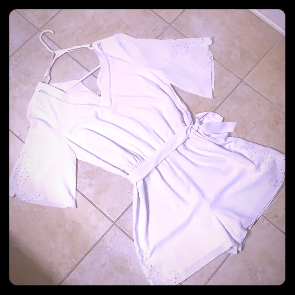 WHITE LACE ACCENT ROMPER